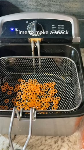 BVIRAL on Instagram: "This is so cool! #BVIRAL (@aparch) Deep frying Duros pasta into larger snack rings"