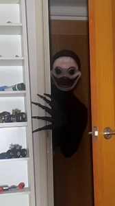 The ELDER MIMIC 💀 Spooky little creature for sure. Have you heard of it? Saw a video of it around a door and had to recreate it at the end 💀💀 #theeldermimic #creativemakeup #spooky #makeupreel | Roligore