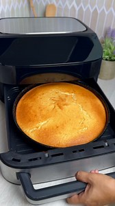 Ρεβανί Βέροιας στο Air Fryer! ✨ Το πιο αφράτο και σιροπιαστό παραδοσιακό γλυκό της Ελλάδας, σε μια πιο εύκολη εκδοχή που θα λατρέψετε 🥰 Με την Izzy Digital Air Fryer & Pizza Oven 2in1 IZ-8264 που ψήνει και από κάτω το αποτέλεσμα βγήκε απίστευτα απολαυστικό! Συνοδέψαμε με παγωτό καϊμάκι και η παρέα ξετρελάθηκε 🍨. 🔪Υλικά Για το σιρόπι: 🔪750 γρ. νερό 🔪1200 γρ. ζάχαρη 🔪2 βανίλιες 🔪1/2 λεμόνι Για το μείγμα: 🔪1 κιλό στραγγιστό γιαούρτι 🔪500 γρ. σιμιγδάλι 🔪6 αυγά 🔪500 γρ. ζάχαρη 🔪250 γρ. βο