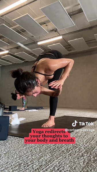 How does yoga change your life? 🧐 the benefits of yoga are endless #whydoyoga #benefitsofyoga #yogaforhealing #yogapractice #yogagirl