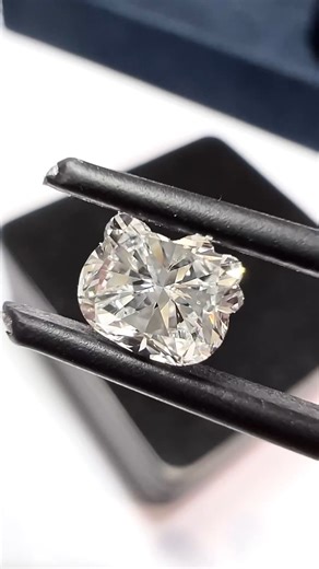 【Hello Kitty 50th x House of Gems ︳全球首顆Hello Kitty鑽石面世💎】 💎凡是生命中嘅精彩瞬間，都值得被好好珍藏❤Hello Kitty 50週年聯乘House of Gems，以精湛嘅寶石工藝技術，完美呈現Hello Kitty嘅精緻外形✨打造全球首顆Hello Kitty鑽石，鑽石寓意永恆不朽，就好似同Hello Kitty珍貴嘅回憶伴隨你心永遠不變，等我哋以鑽石紀念精彩嘅Hello Kitty 50週年，見證更多美好未來😊 💎更多關於Hello Kitty 50th x House of Gems資訊，請向House of Gems查詢：https://bit.ly/3UnRFHu #SanrioHK #Sanriocharacters #NakayokuSanrioHK #Sanrio產品目錄 #HelloKitty50th #HouseOfGems #ShineTheFuture ——————————————————— 2024 Sanrio character ranking🏆正式開始🎊 想支持心愛角色❤為佢打打氣💪�