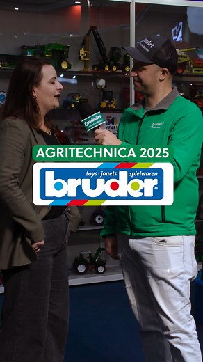 Auf der AGRITECHNICA 2025 wird’s auch für die Kleinsten spannend – bei BRUDER Spielwaren! 🚜 Zu sehen gibt’s viele Neuheiten wie die HORSCH Einzelkornsämaschine, den New Holland mit Ladekasten und den neuen Scania LKW-Abschlepper. ❤️ Das Highlight: die große bruder Spielwiese, wo Kinder ihre Lieblingsmaschinen direkt ausprobieren können. 📍 Schaut bei Julia und ihrem Team in Halle 21, Stand H42, vorbei – hier schlagen Kinderherzen höher und Landtechnik wird zum Erlebnis. | landwirt-media.com