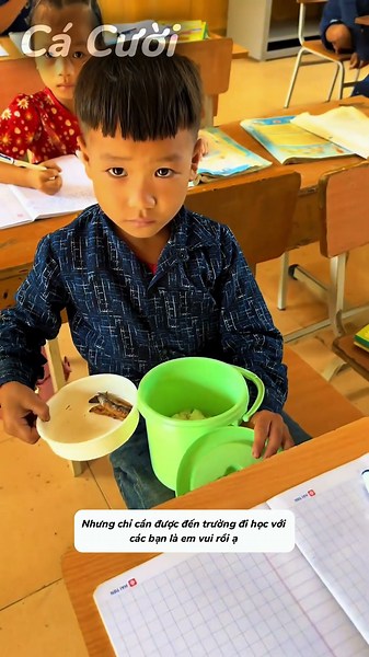 😭 Bữa Trưa Của Em Chỉ Có 3 Con Cá Khô