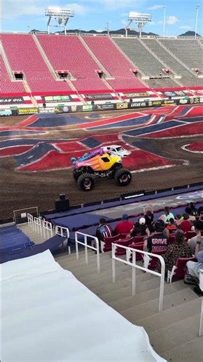 Chelsea Vancleave grabs the opening win on the night to kick off the JCB racing LCQ 🦄 #MonsterJam