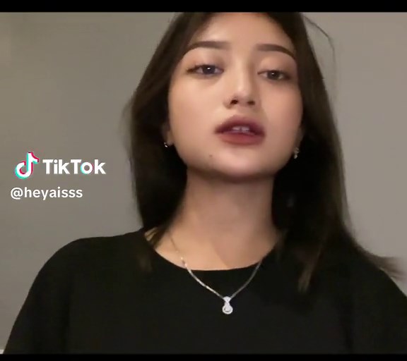 Expressive Hand Gestures in Performance Art