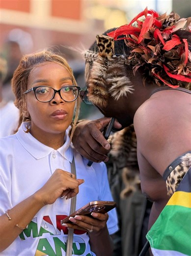 Ngeskhathi sekunkankwe ibhilidi eliyisidleke sezidakamizweni kubonakale amaphoyisa ephuma nendoda obekungaqondakali ukuthi ayayibalekisa noma enzani and abantu basabile ukuphawula ngalolodaba ngoba besabela impilo yabo #MPTV1 FOUNDATION SAVE THE FUTURE OF AFRICA