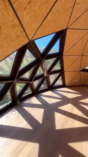 DOMOS CÓRDOBA® on Instagram: "Un domo que se vuelve SUM. Un SUM que se vuelve tu espacio favorito ❤️ Cuando un domo está bien diseñado, deja de ser “una estructura” para convertirse en un lugar que acompaña, inspira y potencia lo que sucede adentro. Al elegir una construcción circular, no solo creás un espacio visualmente único, sino también un entorno que promueve bienestar, eficiencia y una forma de habitar más consciente. La geometría no es solo diseño: también es experiencia. DOMO MOOD G1 ~