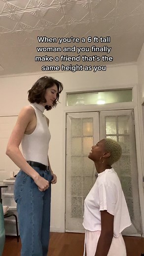 I’m all legs, she’s all torso, but somehow we are the exact same height 😂 @lizseibert #tallgirl #modellife #talltok #tallgirls