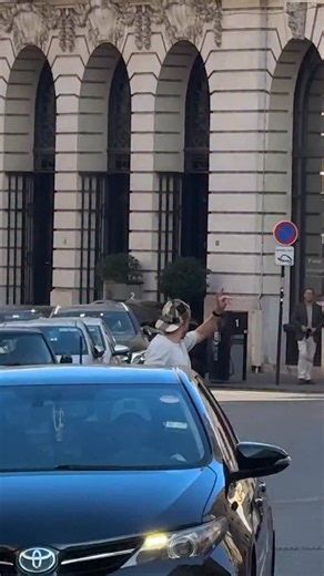 🏄‍♂️🇺🇸 A random dancing line shared with a random e-scooter. Not sure what the point of this video was, but here’s to doing what you love : regardless of how people look at you (or don’t look at all) 😆 🏄‍♂️🇫🇷 Une ligne de danse aléatoire partagée avec une trottinette électrique. Je ne sais pas vraiment quel était le but de cette vidéo, mais il faut faire ce qu’on aime : peu importe le regard des gens (ou leur absence de regard) 😆 🎵: Daydream - Gunter Kallmann Choir 🎥 : @mariepixie_ig #