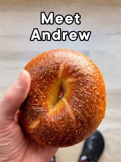 Meet Andrew 🥯 Chef @andrewkneadstoeat the bagel and pizza specialist from Detroit who's spent five years refining his craft and won't stop. With a decade of restaurant experience and roots in his grandmother's cottage kitchen, Andrew teaches precise baking fundamentals: building dough structure, adjusting hydration with purpose, and using cold fermentation for flavor development. Learn to isolate variables like flour blends, time, and temperature to control results, proving that simple foods li