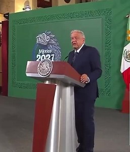 El audio que hoy presenté en el senado no es de cualquier borrego, es la voz del Señor Presidente de la República, Andrés Manuel López Obrador, enviando sesudo mensaje a la bancada de morena 😉 Y retumbó el senado: “Eeees un honooor berrear con Obrador” 😂 | Lilly Téllez