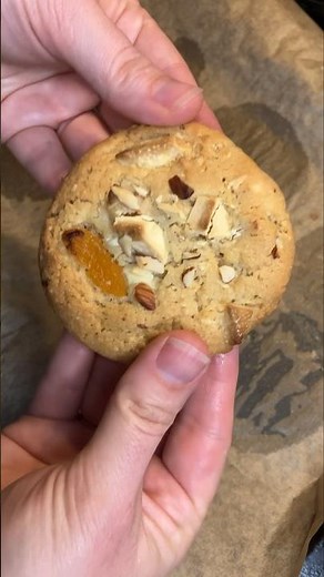 Let’s make almond & apricot white chocolate cookies! (recipe in description)