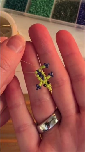 Beaded alligator earring tutorial 🐊 #beads #tutorial