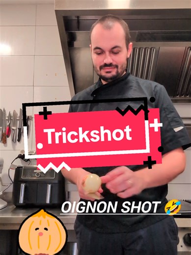 Vous savez que j’adore pimenter mes recettes avec un peu de freestyle... mais là, on est sur un autre niveau. Jonglage improvisé, précision chirurgicale, et l’oignon qui finit pile sur la lame. 🎯 ​⚠️ Attention : Ne reproduisez pas ça dans votre cuisine. C’est réalisé par un professionnel (un peu fêlé, certes, mais professionnel ! 🤣). ​Alors, vous validez la figure ? Dites-moi en commentaire quelle est la prochaine étape ! ​#CuisineFreestyle #KnifeSkills #OignonChallenge #Trickshot