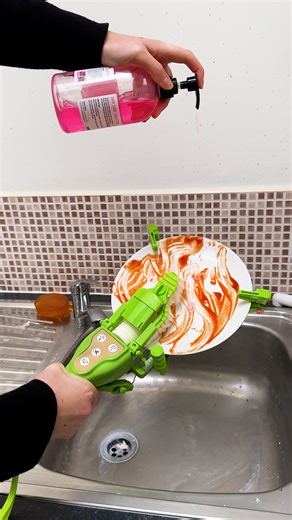 It's the perfect gadget for anyone that hates washing up 😅🧼 | UNILAD Tech
