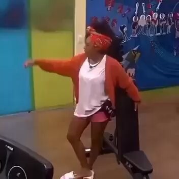 @maryzeike Tradução: Quando a gente critica as gêmeas, falam que elas são rappers e não cantoras. Mas a AJC também é rapper, e fazer aula de canto é pra entregar isso e não high notes.