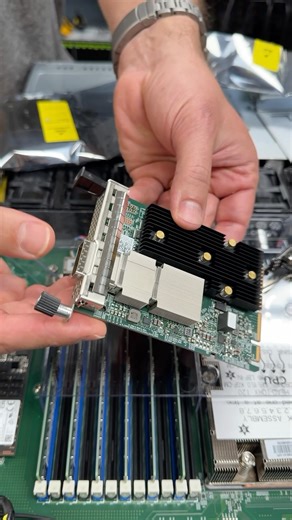 This dense 1U Supermicro server with 16x E3.S SSD slots is already driving amazing performance in the box (over 200GB/s with DapuStor SSDs and Graid). But now we can take advantage of fast Ethernet in the OCP slots with the new Broadcom 400GbE cards. What an amazing blend of technology! A full report is in the works. #storage #ssd #datacenter @supermicro_smci @amd | StorageReview