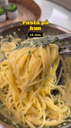 Cremet pasta på kun 15 min og helt uden fløde! Spaghetti vendt i smør, hvidløg og parmesan – og du behøver ikke engang kød til. Få ingredienser, klar på under 30 minutter og smagen er helt fantastisk. Opskriften er til: 2 personer - (kan ganges op til flere) Tid: 15 minutter Sværhedsgrad: Nem Brug en god italiensk spaghetti, da det gør en kæmpe forskel, for smagen og konsistensen Ingredienser: Garlic butter pasta (spaghetti med smør og hvidløg) 250 god italiensk spaghetti 60 g smør 4-5 fed hvidl