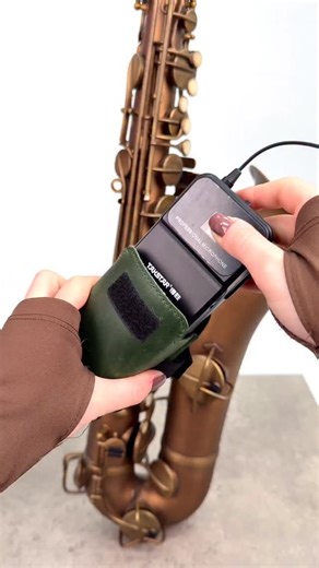 9K views · 33 reactions |  Saxophone Wireless Transmitter Pouch Keeps your wireless mic secure and easy to access  Fits Soprano, Alto, Tenor & Baritone saxophones. Handcrafted from genuine leather with adjustable straps — ideal for both stage and studio use.  Personalization available  Leather options: Detroit, Crazy Horse & Reptile #saxophone #saxgear #mgleatherwork #leatheraccessories #saxlife #saxofón #saxofone #saxofonista #microphone | MG Leather Work | Facebook