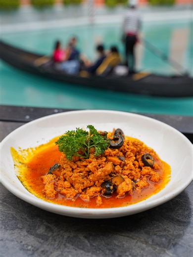 Our view is fluent in Italian, but our kitchen speaks both languages! 🇮🇹 🇪🇸 Settle in for an afternoon with a stunning Italian backdrop, but make sure your table includes some of our fan-favorite Spanish dishes! 🥘 We promise the Paella tastes even better when accompanied by this scenery. #ToniAndSergio #italianspanishrestaurant #ItalianViews #spanishfood #alfrescodining #foodie #italianrestaurantbarcelona #SpanishRestaurant #reelsfacebook #reelsvideo #reelsph #reels