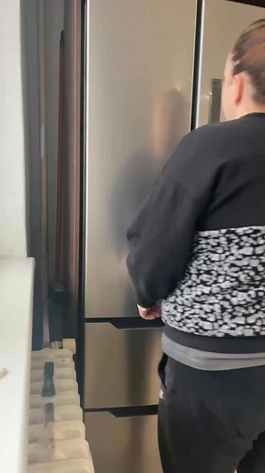 Vsadím se že tuhle vychytávku moc lidí nezná houbičku do lednice můžeš dát ukáže je plna jídla Police myješ ve dřezu ? Jednoduše je dej do myčky bez lišty usnadníš si tim polovinu práce Nezapomeň na nanolab.cz kód Lucka10 sleva15% Dát houbičku do prázdné lednice má jeden praktický účel: absorbovat pachy a vlhkost. Pachy – I když je lednice prázdná, může stále vonět zatuchle nebo po předchozích potravinách. Houbička přirozeně absorbuje část pachů. Vlhkost – Lednice, zvlášť když není plná, může mí