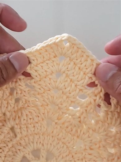 Perfeito Para Iniciantes (13/22) - Sousplat PRINCESA posta ou garantir uma ótima renda extra! A artesã Samuel Ramos te guia em cada detalhe, do anel mágico ao acabamento. ✅ Detalhes do Projeto: Tamanho Final: Cerca de 38 cm de diâmetro Material Utilizado: Barbante nº 6 Agulha: 3,5mm #SousplatDeCroche #CrocheFacil #JogoAmericano #SousplatPrincesa #CrocheParaVender