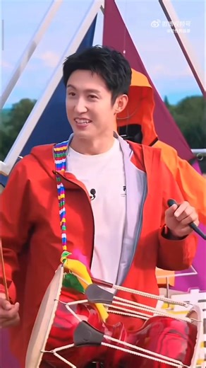 [FULL CUT LIVESTREAM FILA 31/8/2025] Livestream FILA ở Trường Bạch Sơn cùng Hoàng Cảnh Du Hoàng Cảnh Du có lối suy nghĩ rất logic và chặt chẽ. Khi xử lý chuyện lỡ tay gửi nhầm tin, bạn sẽ xem kỹ là gửi cho ai, nội dung gì, rồi mới chọn cách giải quyết. Giống như chúng ta, đôi khi bạn ấy cũng “mù mặt” không nhận ra người. Với những người hay gặp xui xẻo vặt, bạn cho rằng thà gặp mấy chuyện nhỏ nhỏ còn hơn là dính phải rắc rối lớn khó gỡ. Khi bạn gõ trống dài của người Triều Tiên, vừa nghiêm túc v