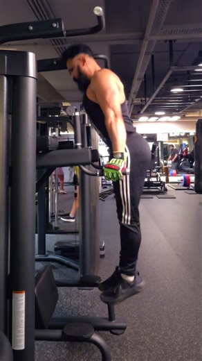 Good Old Parallel Bar Dips😎💪 #pullups #calisthenics #bodyweightworkout #musclebuilding #shortsfeed