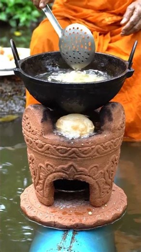 पानी पर चलता देसी चूल्हा 🔥🌊 | तैरते हुए पूरी बनाने का अनोखा जुगाड़