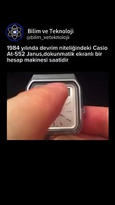 Casio, 1984 yılında AT-552 Janus modelini piyasaya sürerek dokunmatik ekranlı kol saatleri alanında çığır açmıştır. Bu yenilikçi saat, cam ekranındaki dokunmatik yüzey sayesinde kullanıcıların parmaklarıyla rakam ve işaretleri çizerek hesap makinesi fonksiyonlarını kullanmalarına olanak tanımıştır. Ekrana çizilen bu semboller, saatin üst kısmındaki küçük dikdörtgen ekranda görüntülenerek işlemlerin gerçekleştirilmesini sağlamıştır. Günümüzde nadir bulunan bu model, koleksiyon değeri taşımaktadır