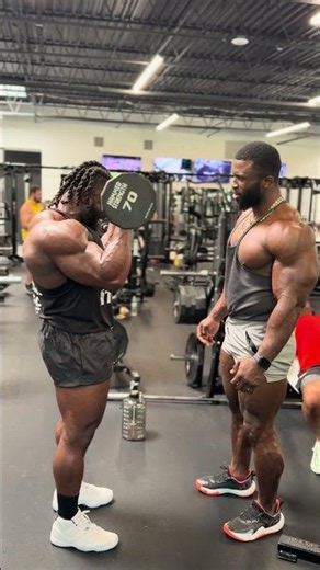 👉 Build bigger biceps with standing curls 💪🏾🔥#BicepsWorkout #ArmDay #Bodybuilding #gymlife