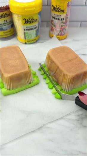 How to Decorate a Mini Cake to Look like a Soccer Field
