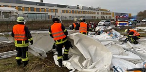 Amazon in Dortmund: Sturmböe weht riesiges Lagerzelt auf wichtige Straße