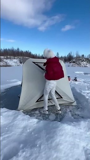 حفرت في الجليد وصادت سمكًا من خيمتها 🎣