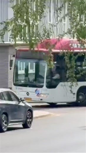 Een bus in Nijmegen door de bocht