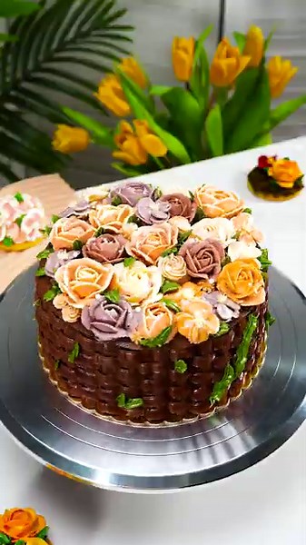 Elevate Your Baking with the Kootek Cake Turntable!