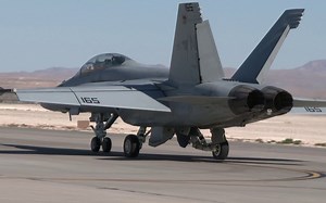 【军事】均衡性最好的军用舰载机，F-18超级大黄蜂飞行训练