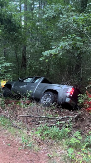 Was leaving my buddy’s house and someone came 60 around a blind corner and came at me head on and I smoked 2 trees trying to avoid it and my wheel fell off and sent me in the woods. I’m grateful for coming out safe and healthy and I can’t thank my buddy enough for being there for me @7️⃣7️⃣7️⃣ #digrig #43 #crash