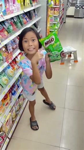 girls want to buy snacks at the supermarket 😅 #shortvideo #comedy