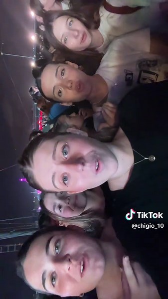 while we were waiting for @Olivia Rodrigo we love youuuuuu 💜💜💜. #sour #guts #gutsworldtour #gutstour #oliviarodrigo #oliviarodrigosour #lollapalooza #lollapaloozaargentina #favoritecrime