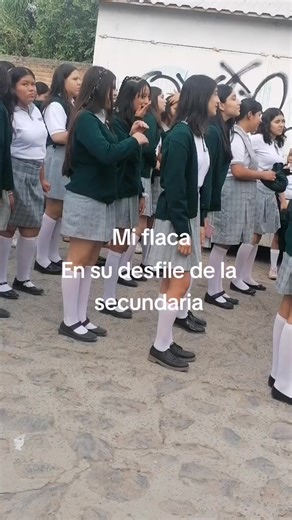 Desfile de Secundaria: Faldas Colegiales y Tendencias Escolares
