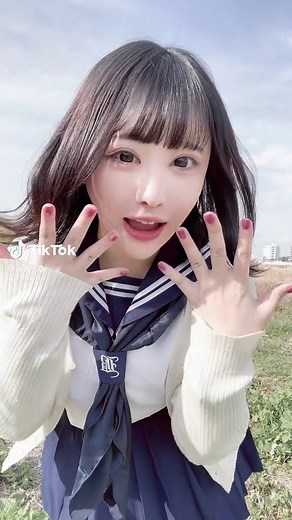 風を感じるセーラー服スタイル