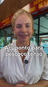 Leia a legenda abaixo 👇 ✨ Alivie a Tensão no Pescoço com a Massagem no Feng Chi (風池) | VB20 ✨ 📍 Onde Encontrar o Feng Chi (風池)? O Feng Chi (VB20) está localizado na parte de trás do pescoço, na base do crânio, em uma depressão entre os músculos esternocleidomastóideo e trapézio. Para facilitar, coloque as mãos na nuca e sinta a cavidade onde o pescoço encontra a cabeça – esse é o ponto! 🖐️ Como Massagear? 1. Use os polegares para aplicar uma pressão firme, mas confortável, nos pontos Feng Chi