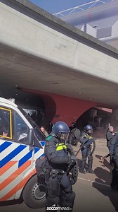 De politie bij de Johan Cruijff Arena steekt een stokje voor de georganiseerde entrada van Ajax-supporters voor de hoofdingang. Alle supporters worden gesommeerd om verderop naar het ArenA park te verplaatsen. 🚔🔥 #Ajax #JohanCruijffArena #Amsterdam | SoccerNews.nl