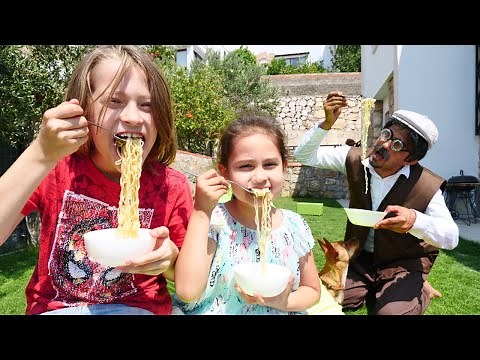 Selin prepara fideos en la cocina. Juegos infantiles. Vídeos para niños