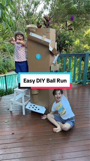 This diy ball run is easy to make and so much fun for the kids! And all you need is some cardboard boxes, a ping pong ball and your Makedo 📦 #ballrun #stemactivities #cardboardcrafts