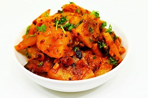 आज आपण पाहुयात साधी,सोपी आणि अगदी पटकन होणारी अशी "झणझणीत बटाट्याचे काप" रेसिपी.. | MadhurasRecipe