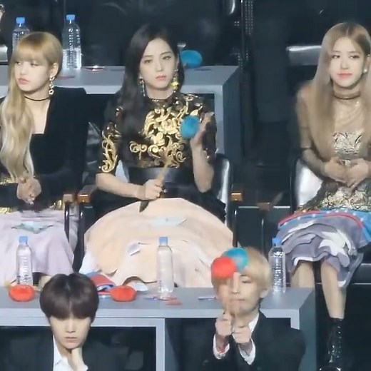 V and Jisoo cute interaction in GDA 2019 🥰🤭 #jisoo #kimtaehyung #vsoo #taesoo