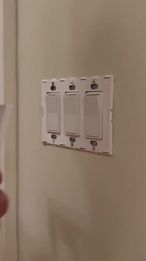 Screwless switch plate asmr. Do you like this look or prefer the traditional one with screws? #electrician #electrical #interiordecor #interiordesigner #interiors #interiordesign #diy #asmr #construction #contractor #handyman #renovation #remodel #homeimprovement | RLLWoodworks and DIY