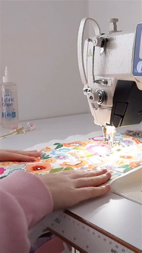 Taylah Rose - Handmade Scrunchies and Bows on Instagram: "Quilting tip! For sewing quilted lines. I usually did my lines starting from one side to the other and sometimes it would make the fabric shift, starting in the middle has helped with this sooooo much! I rarely need to pin now. Hopefully this helps someone else"